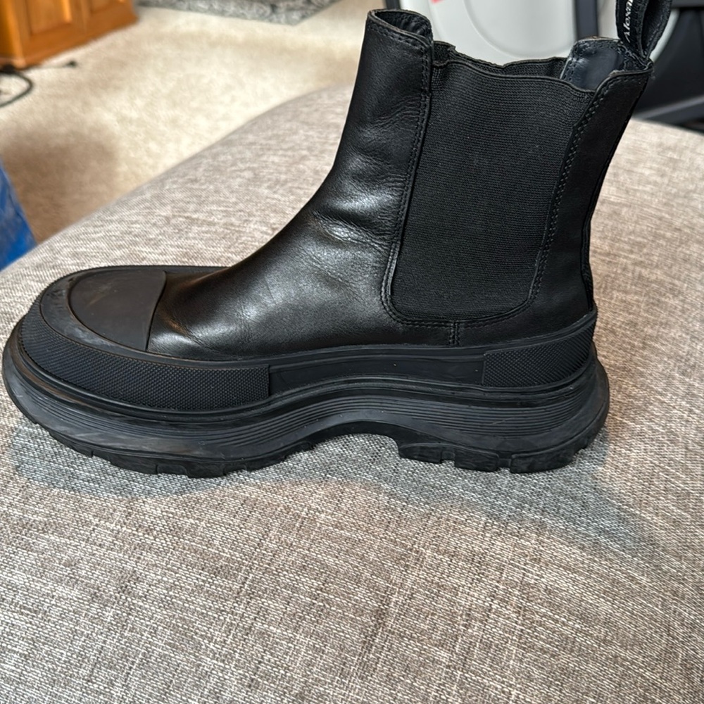 Alexander McQueen Tread Slick Chelsea Boots in Black Leather